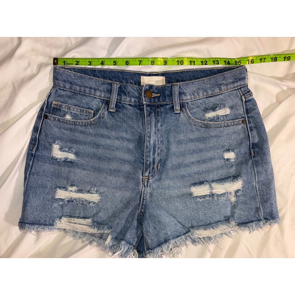 Altar'd State Distressed Denim Shorts Medium Wash Frayed Hem Size M T08-10